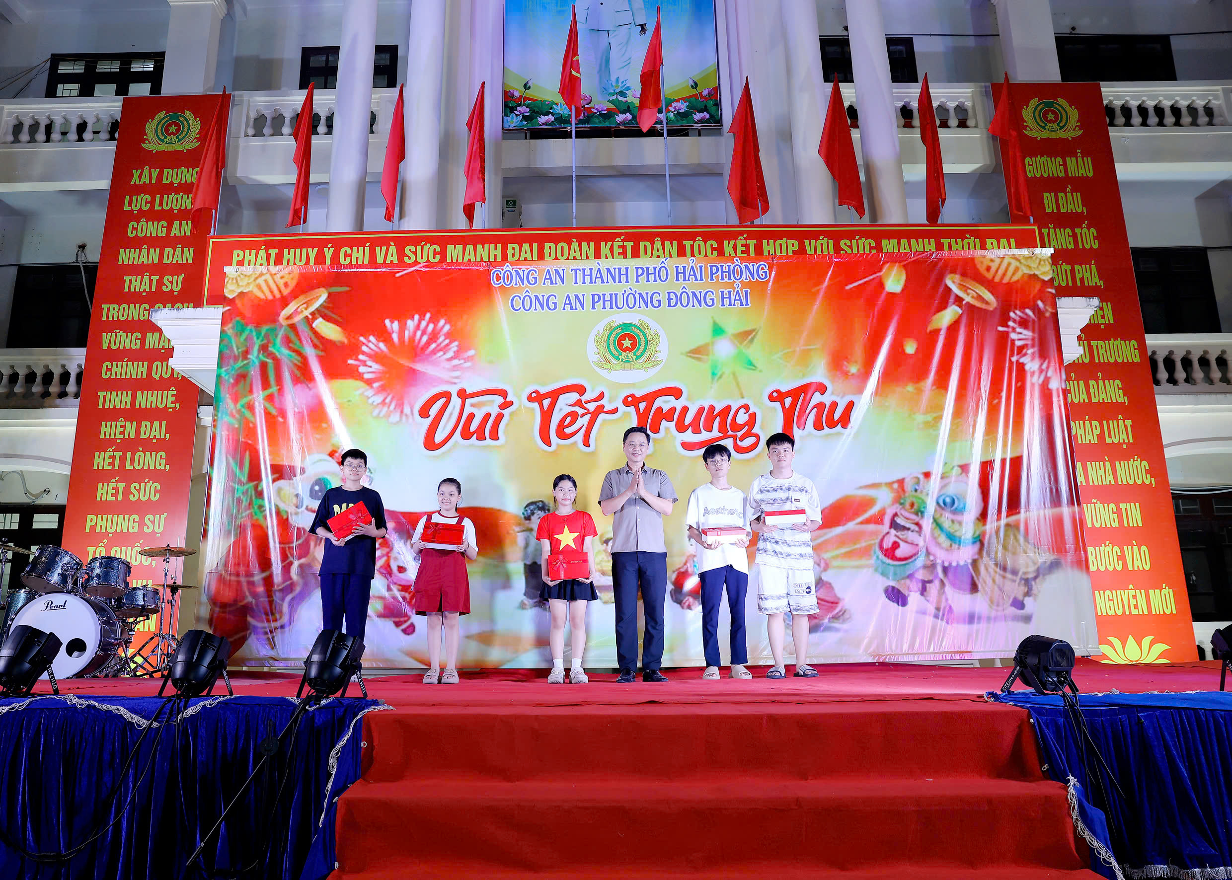 Công an phường Đông Hải tổ chức đêm hội “Vui Tết Trung Thu năm 2025” ấm áp, nghĩa tình